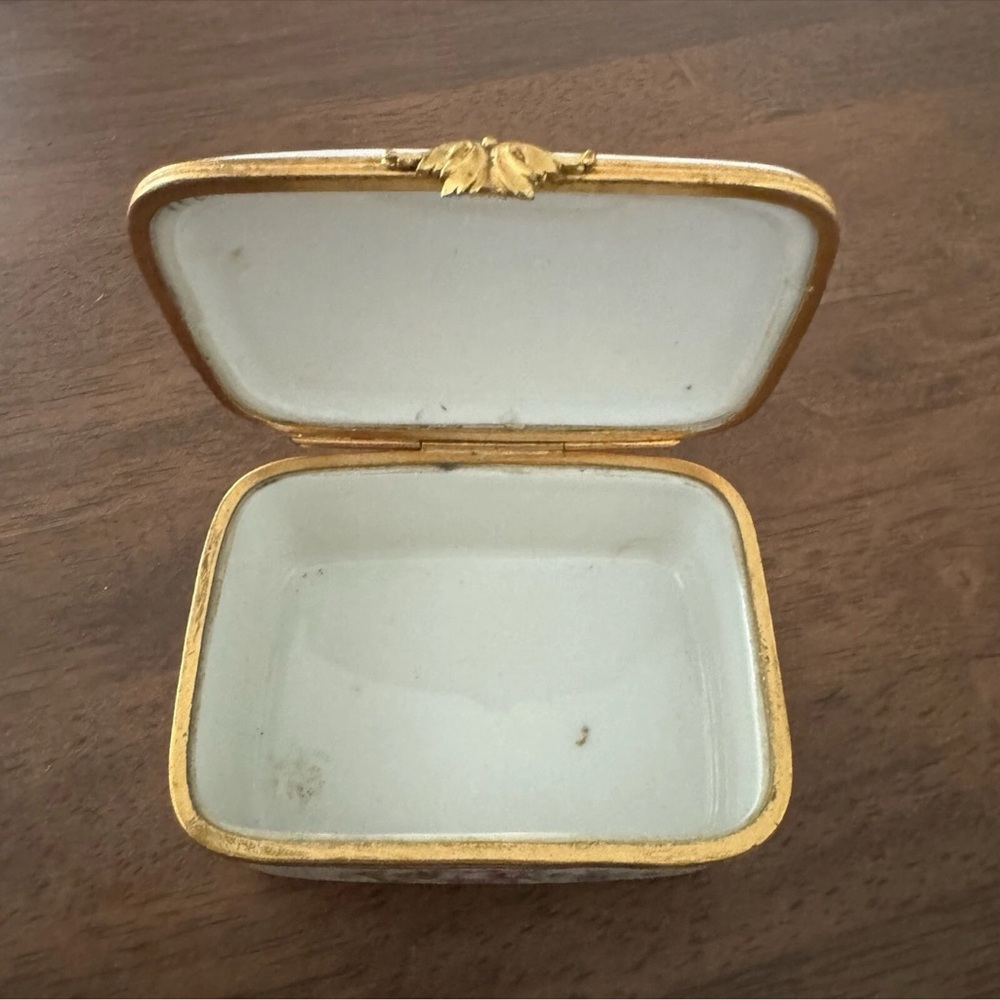 Vintage Limoges Porcelain Handpainted Floral Trinket Box signed - Picture 10 of 10